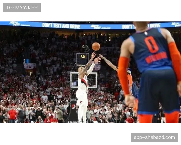 利拉德通过挡拆拉开空间，助力开拓者关键时刻得分爆发