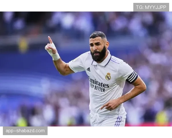 本泽马巅峰期为何来得晚：一位中锋的自我革命解析